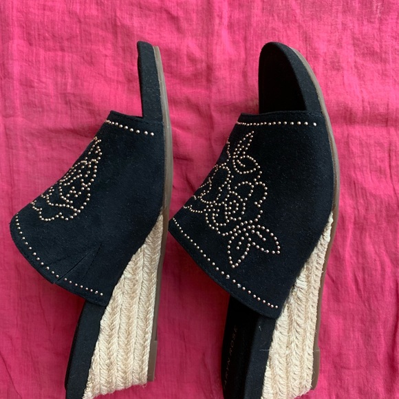 Taryn Rose Harriet Mule (Size: 7B) Black with Gold embellishment in Rose design - Picture 4 of 7